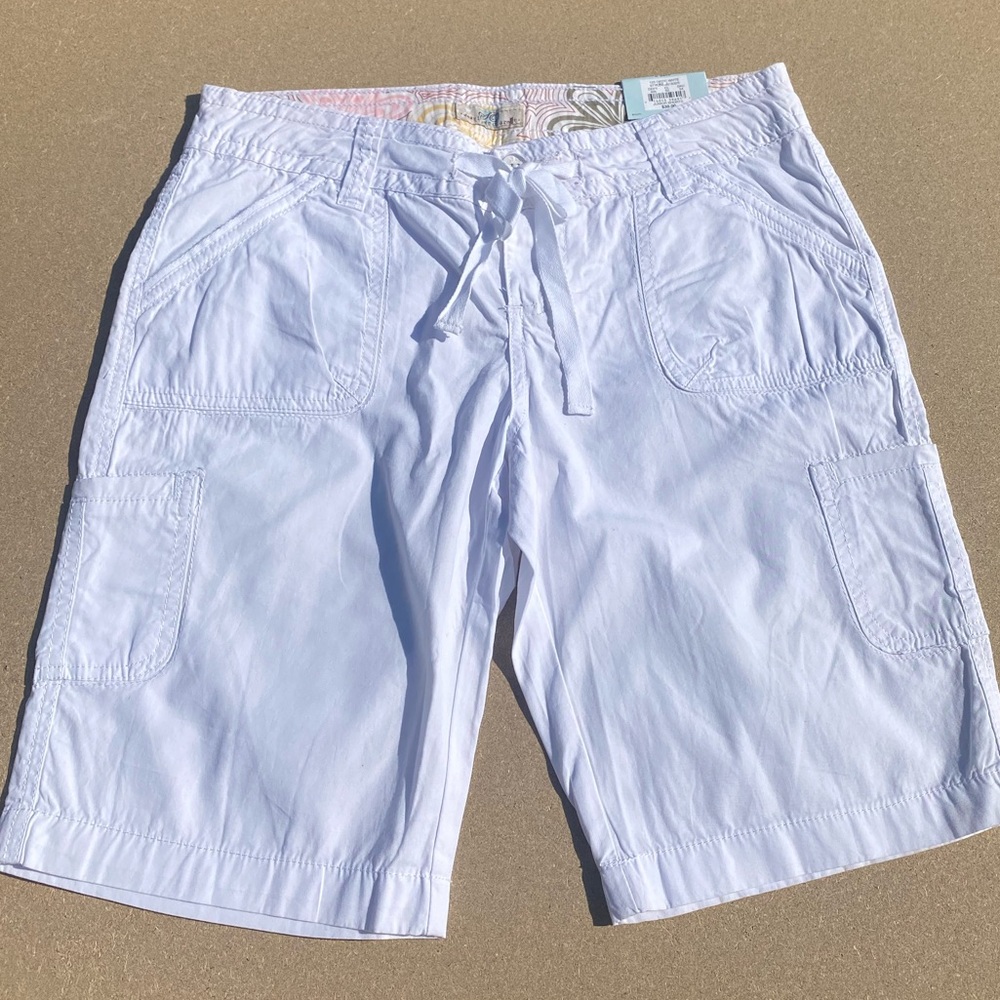 Size 7 SO white Bermuda shorts